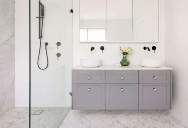 Kamar mandi dengan lantai ubin marmer dan wastafel ganda